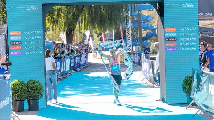 Historisch: Leon Fian ist mit 2:34:39 Minuten der Gesamtsieger des ersten Wörthersee Marathons!