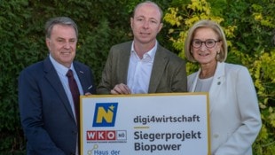 WKNÖ-Präsident Wolfgang Ecker, Robert Schweizer (BioPower) und Landeshauptfrau Johanna ...