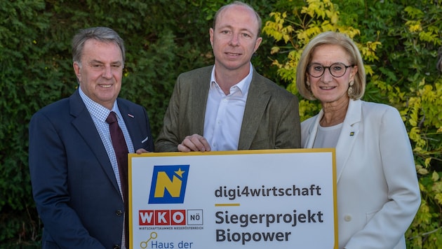 WKNÖ-Präsident Wolfgang Ecker, Robert Schweizer (BioPower) und Landeshauptfrau Johanna ...
