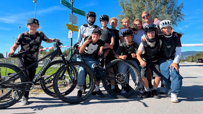 Die jungen Biker, darunter auch Florian und Niklas, nehmen die Sperre entspannt hin.