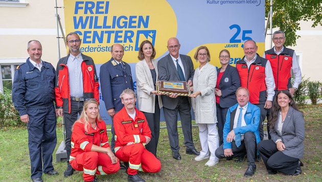 Vertreter von Land, Vereinen, Rettungsorganisationen, Zivilschutzverband, Feuerwehr und viele ...