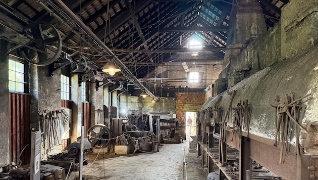 Die Maschinen aus den vergangenen Jahrhunderten funktionieren noch, ein Besuch der Halle gleicht ...