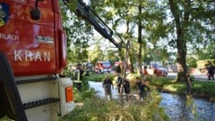 Die Feuerwehrleute sind nicht nur mit (Wald-)Bränden, sondern auch mit Hochwasser- einsätzen ...
