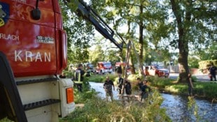 Die Feuerwehrleute sind nicht nur mit (Wald-)Bränden, sondern auch mit Hochwasser- einsätzen ...