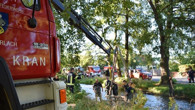 Die Feuerwehrleute sind nicht nur mit (Wald-)Bränden, sondern auch mit Hochwasser- einsätzen ...