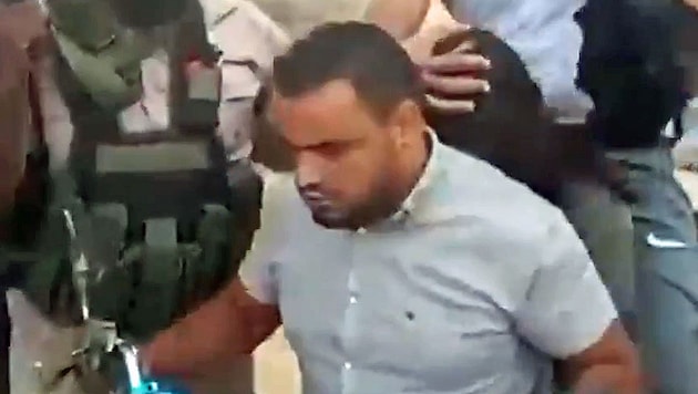 Saher Saker während der Entführung seiner israelischen Opfer
