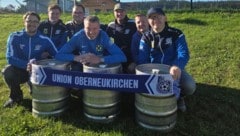 Die Fußballer nahmen die gestohlenen Fässer in Empfang.