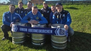 Die Fußballer nahmen die gestohlenen Fässer in Empfang