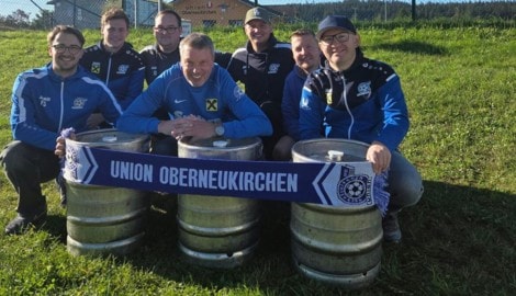 Die Fußballer nahmen die gestohlenen Fässer in Empfang.