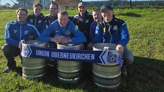 Die Fußballer nahmen die gestohlenen Fässer in Empfang.