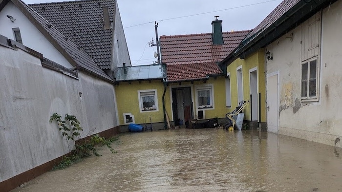 Plötzlich hatte die Nachbarschaft nur mehr wenige Minuten, um das Wichtigste einzupacken. Viele ...