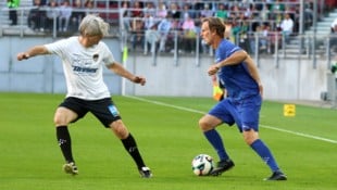 Josef Kuess Ronald de Boer (r.) gegen den Kärntner Ex-Nationalspieler Gilbert Prilasnig.