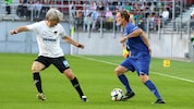 Ronald de Boer (r.) gegen den Kärntner Ex-Nationalspieler Gilbert Prilasnig.