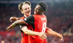 Jubel, Trubel, Heiterkeit – Patrick Wimmer und Junior Adamu freuen sich stellvertretend für das ...