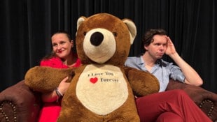 Auch Teddybär „Gernot“ mischt im Liebeschaos mit.