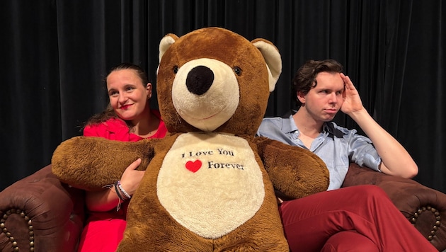Auch Teddybär „Gernot“ mischt im Liebeschaos mit.