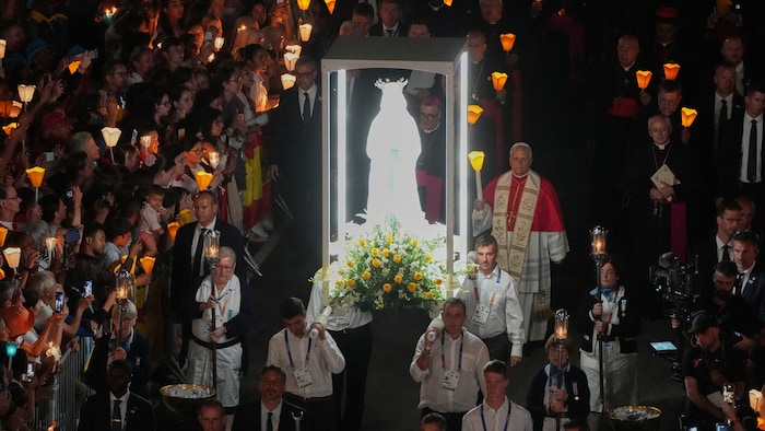 Papst Leo bei einer Prozession mit einer Marienstatue in der Grotte von Lourdes