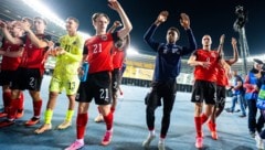 ÖFB-Goalie Christian Zawieschitzky (Nummer 13) feiert mit seinen Teamkollegen und den Fans.
