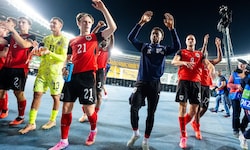 ÖFB-Goalie Christian Zawieschitzky (Nummer 13) feiert mit seinen Teamkollegen und den Fans.