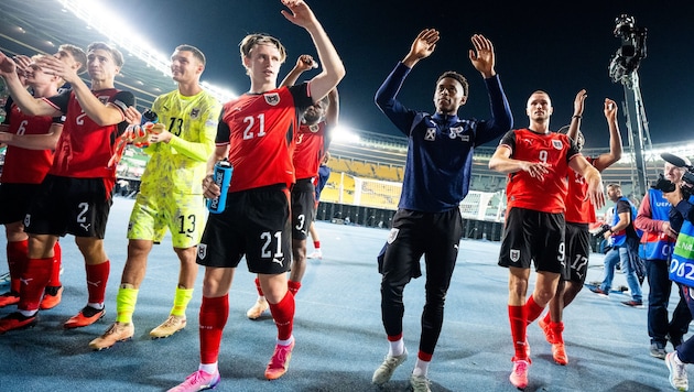 ÖFB-Goalie Christian Zawieschitzky (Nummer 13) feiert mit seinen Teamkollegen und den Fans.