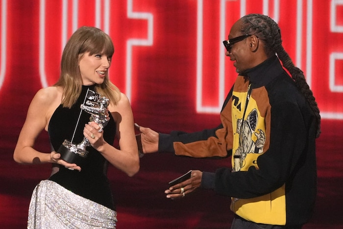 Auch die Trophäe für das Video des Jahres konnte sich Taylor Swift abholen. Dieses Mal von ...