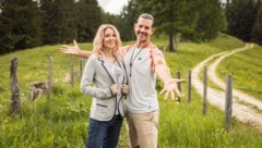 Simone Lugner und Alexander ziehen als Team ins „Forsthaus Rampensau“. Wovor sich die Witwe von ...