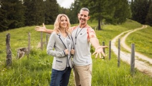 Simone Lugner und Alexander ziehen als Team ins „Forsthaus Rampensau“. Wovor sich die Witwe von ...