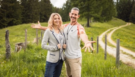 Simone Lugner und Alexander ziehen als Team ins „Forsthaus Rampensau“. Wovor sich die Witwe von ...