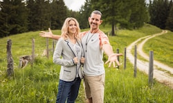 Simone Lugner und Alexander ziehen als Team ins „Forsthaus Rampensau“. Wovor sich die Witwe von ...