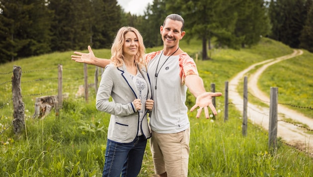 Simone Lugner und Alexander ziehen als Team ins „Forsthaus Rampensau“. Wovor sich die Witwe von ...
