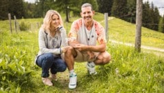 Mit Alexander Schneller an ihrer Seite wagt sich Simone Lugner ins „Forsthaus Rampensau“ und ...