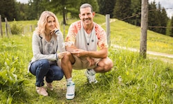 Mit Alexander Schneller an ihrer Seite wagt sich Simone Lugner ins „Forsthaus Rampensau“ und ...