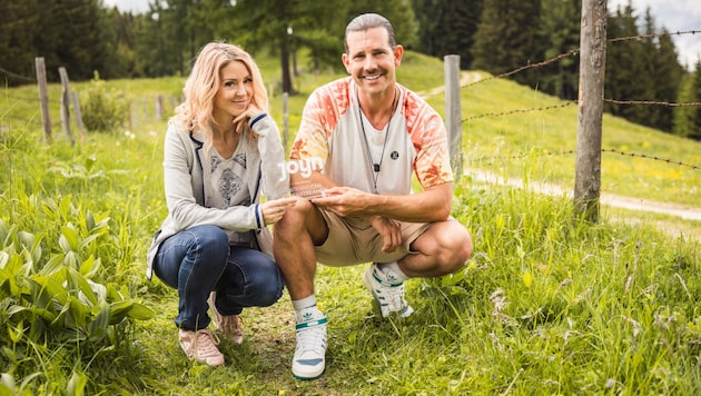 Mit Alexander Schneller an ihrer Seite wagt sich Simone Lugner ins „Forsthaus Rampensau“ und ...