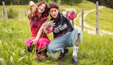 Jede Menge Frauenpower bringen Julia und Ebru mit auf die Alm.