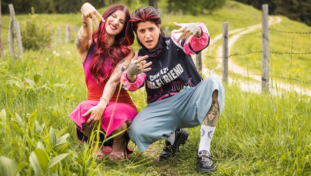 Jede Menge Frauenpower bringen Julia und Ebru mit auf die Alm.