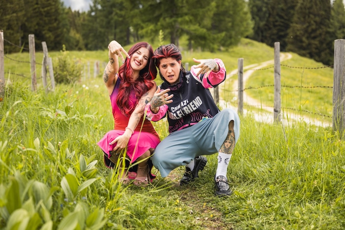 Julia und Ebru wagen den Einzug ins „Forsthaus Rampensau“.