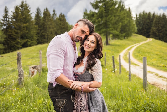 Bauer Peter und Freundin Alisa ziehen vom Tiroler Bauernhof auf die Kärntner Alm.