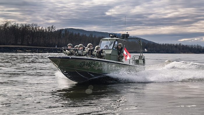 Auch auf dem Wasser einsatzbereit: Pioniere sorgen mit Spezialgerät dafür, dass Menschen, ...