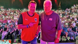 Andreas Herzog (li.) und Toni Polster sorgen in der Wiener Stadthalle F für die gewohnte ...
