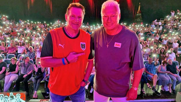 Andreas Herzog (li.) und Toni Polster sorgen in der Wiener Stadthalle F für die gewohnte ...