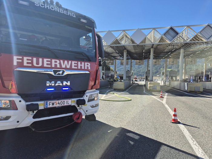 Direkt bei der Mautstelle kam es zu dem Feuerwehreinsatz.