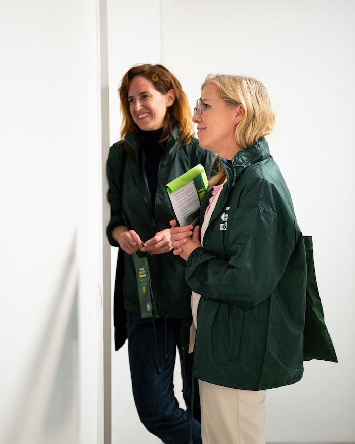Leonore Gewessler im Gespräch mit Bürger:innen bei den Haustürbesuchen in Wien.