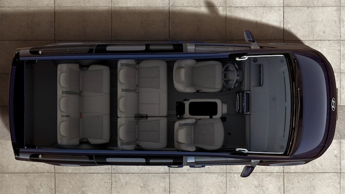 Die Neunsitzer-Konfiguration des Hyundai Staria – der mittlere Sitz in der ersten Reihe ist ...