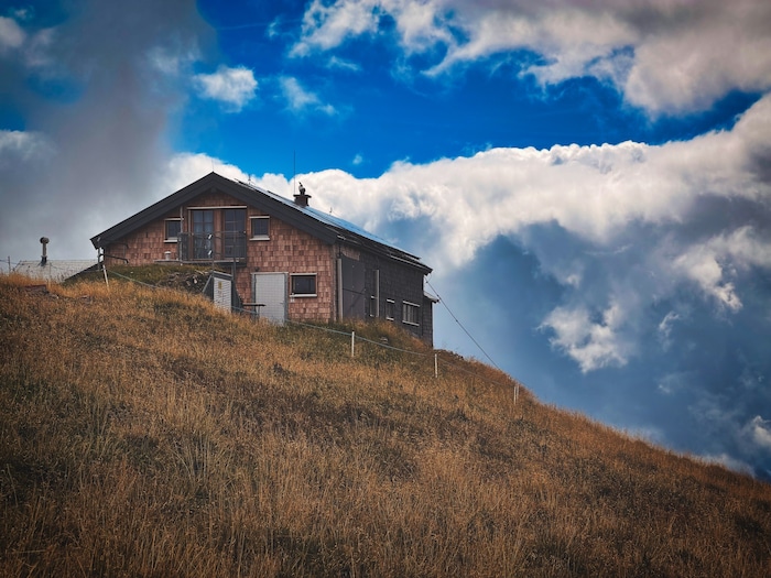 Die Gamskarkogelhütte thront auf dem Gamskarkogel hoch über dem Gasteinertal.