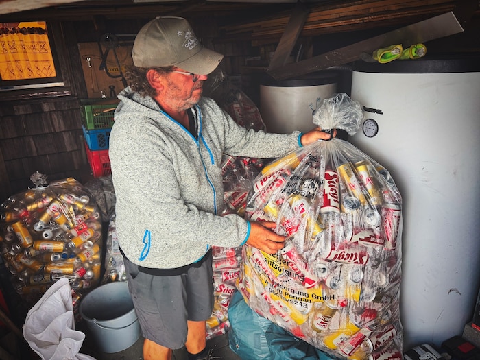 Überall in der Hütte stampeln sich zu Saisonende Säcke voll mit leeren Getränkedosen.