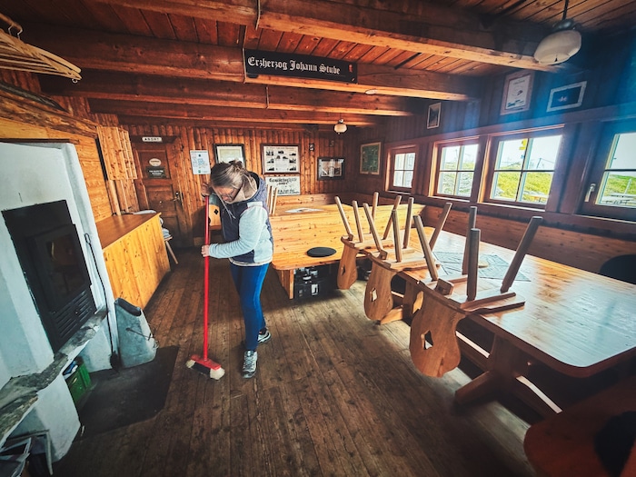 Vor dem Zusperren wird die gesamte Hütte noch einmal durch gereinigt.