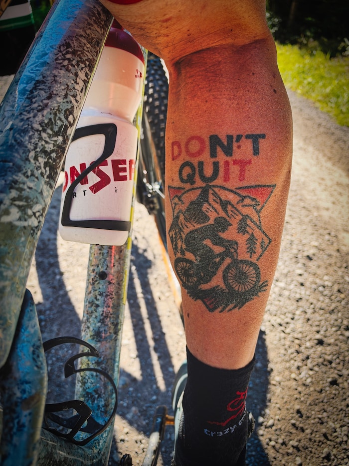 Das belegt auch Maras Tattoo am rechten Unterschenkel.