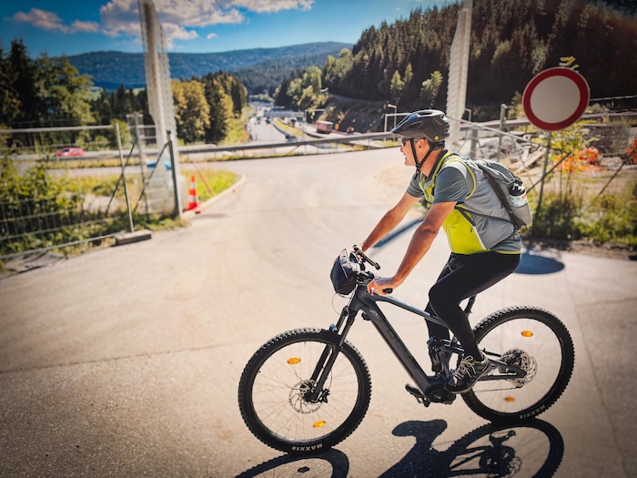 Und sogar vorbei an der Südautobahn – hier über dem Tunnelportal des Herzogbergtunnels.