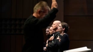 Johannes Hiemetsberger dirigiert den Chorus sine nomine und Solisten