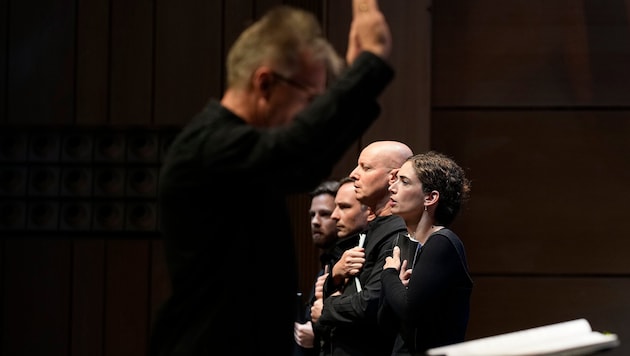 Johannes Hiemetsberger dirigiert den Chorus sine nomine und Solisten
